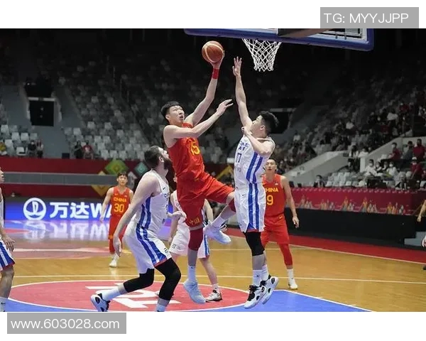 成都篮球队战术引发热议球迷与专家对战术选择展开激烈讨论