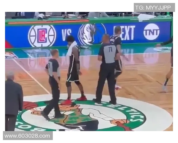 欧文新鞋发布会踩踏耐克Logo引发热议真正的艺术无需标签与束缚