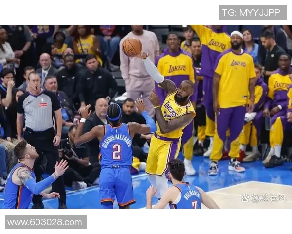 骑士与湖人激战正酣谁能在这场对决中笑到最后